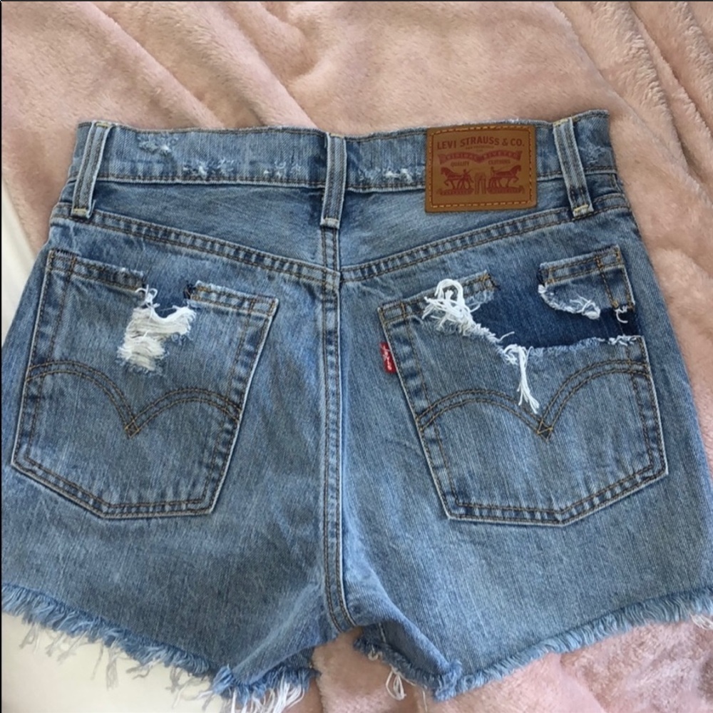 Levi Jean shorts ripped